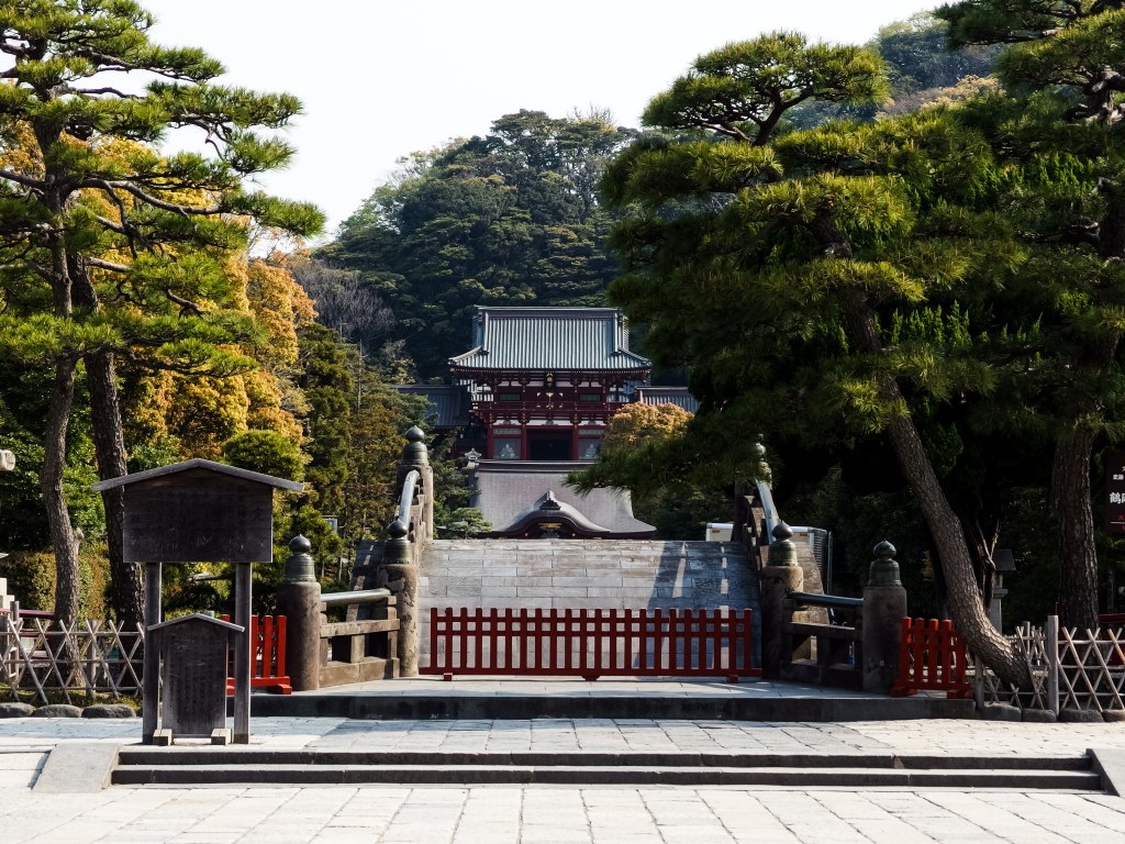 Tsurugaoka Hachimangu, stone steps and torii